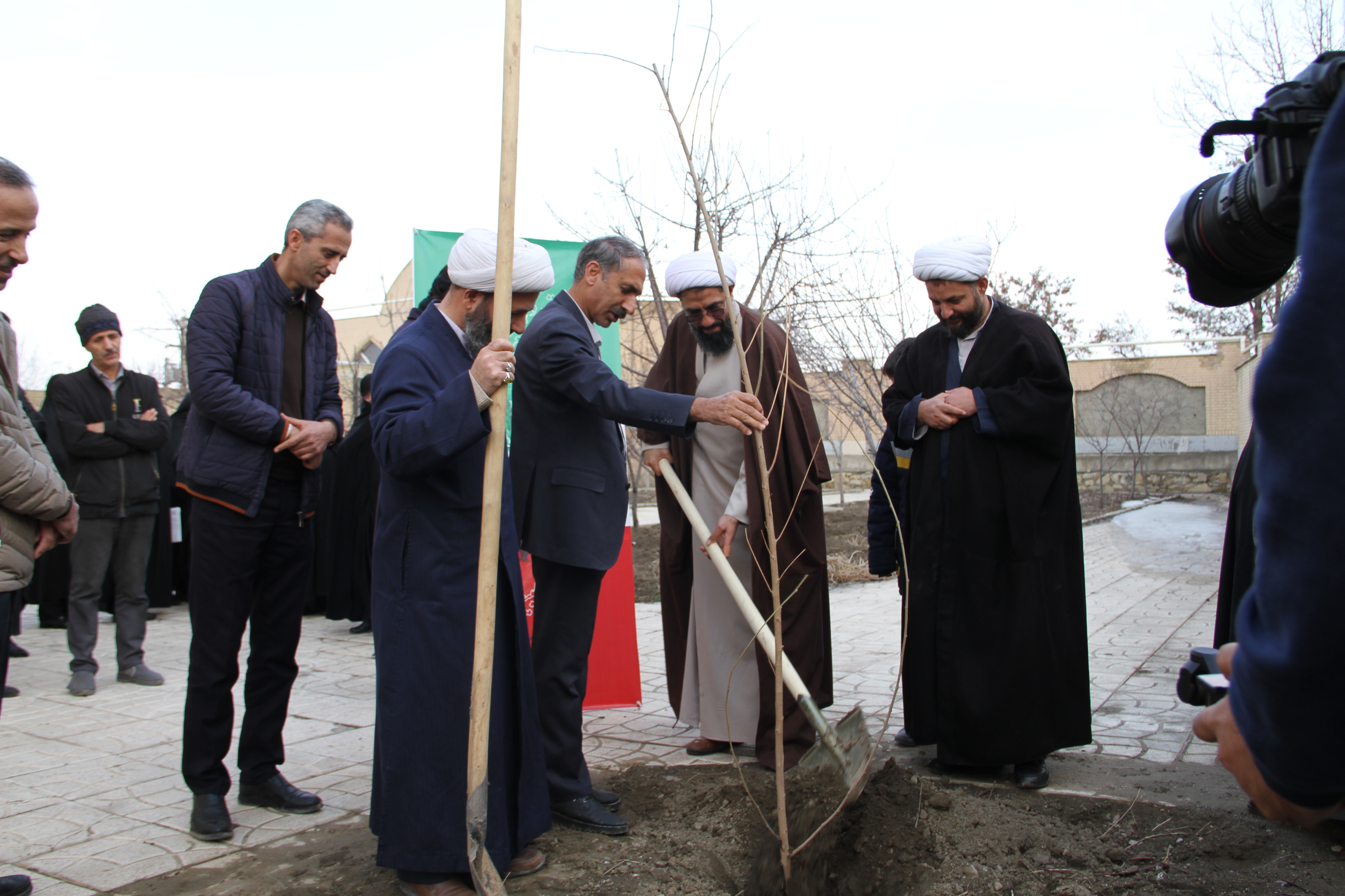 دعوت امام جمعه همدان از هموطنان برای همراهی در طرح مردمی کاشت یک میلیارد درخت دعوت امام جمعه همدان از هموطنان برای همراهی در طرح مردمی کاشت یک میلیارد درخت