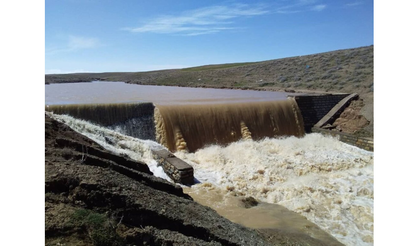آب از سازه های آبخیزداری همدان سرریز شد