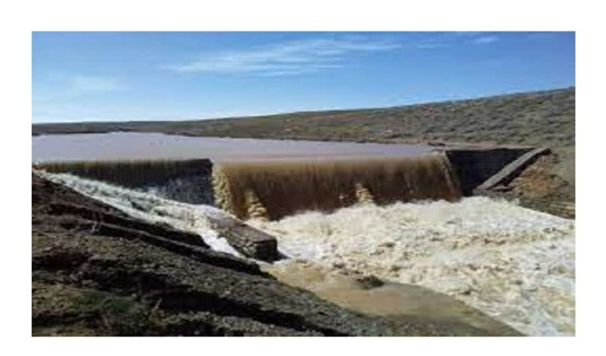 سر ریز آب از سازه‌های آبخیزداری همدان