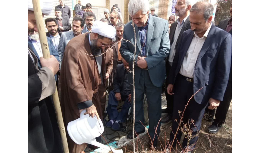  کاشت نهال توسط امام جمعه همدان به مناسبت هفته منابع طبیعی 