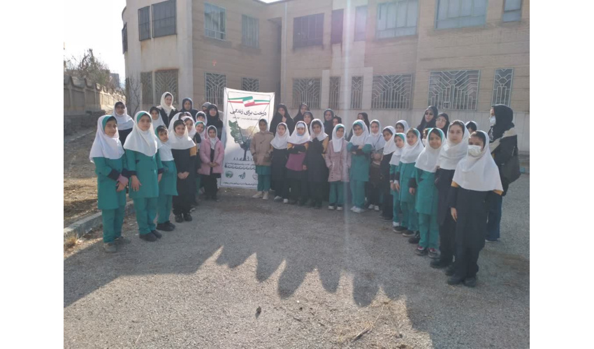 کاشت درخت در مدرسه شهید محمودی نهاوند به مناسبت روز مادر