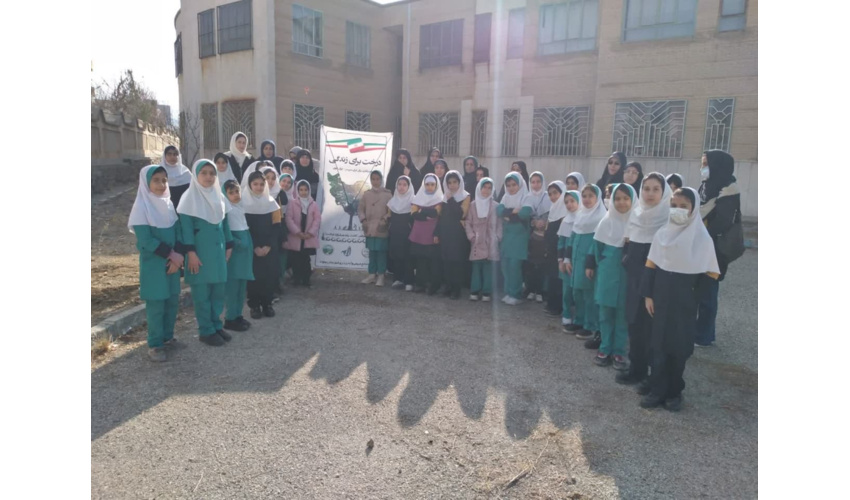 پویش نهال کاری به مناسبت روز مادر در مدرسه شهید کریم محمودی شهرستان نهاوند