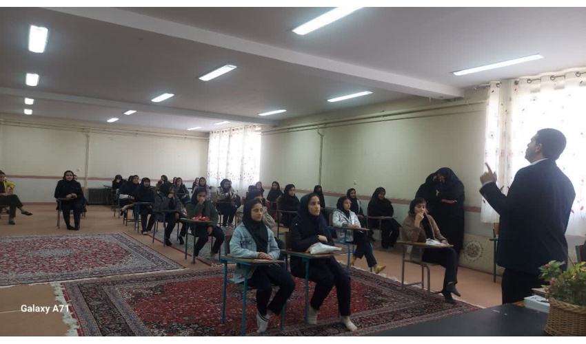 برگزاری کلاس آموزشی فرهنگ سازی حفظ منابع طبیعی توسط تشکل طبیعت دوستان آق گل در روستای حاجی آباد ملایر 