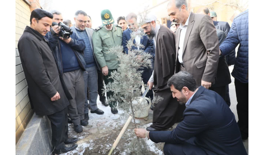 کاشت نهال و نواخته شدن زنگ انقلاب با حضور مسئولین استان همدان 