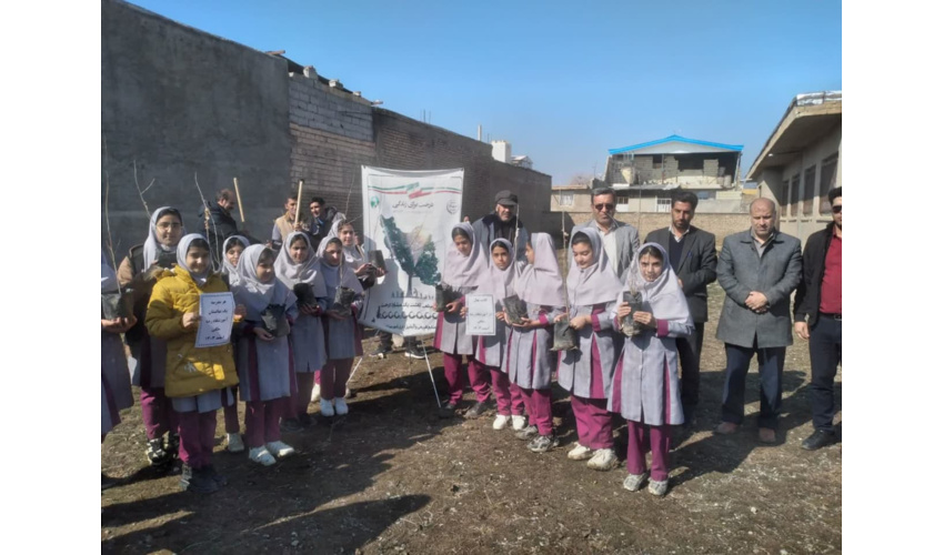  پویش نهال کاری "فجر سبز" در مدرسه شهید رضا سلگی در روستای شهرک