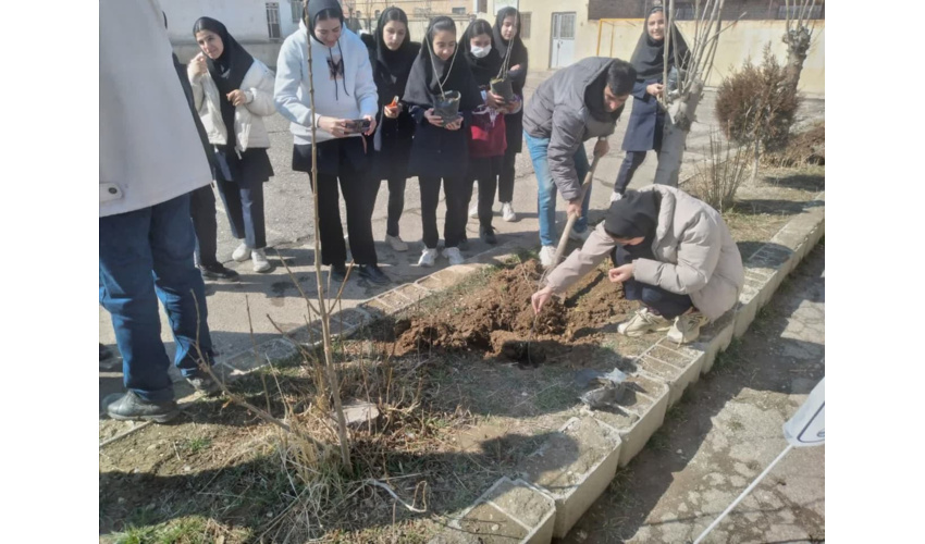 پویش نهال کاری "فجر سبز" در هنرستان عفاف در روستای شهرک شهرستان نهاوند