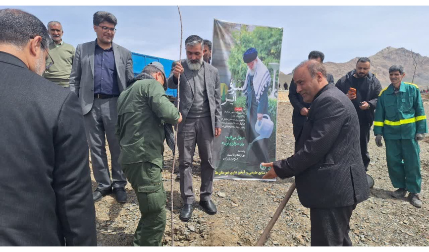 درختکاری فرماندار ویژه ملایر در روز طبیعت