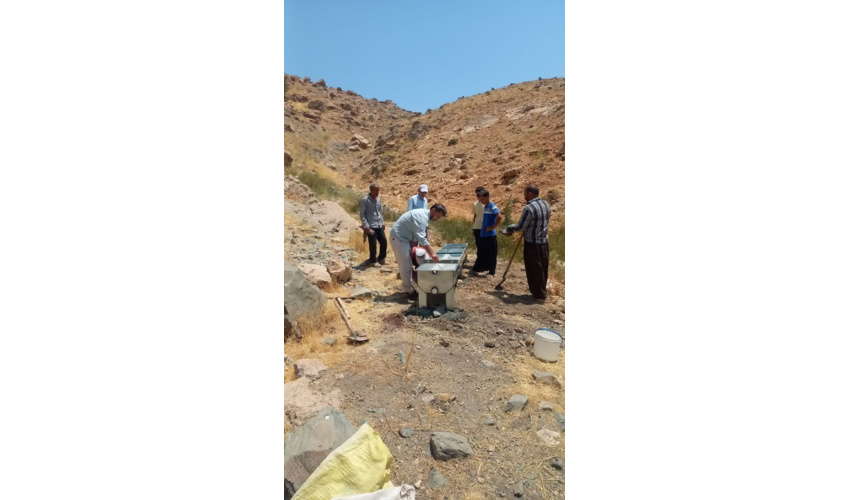 نصب آبشخور دام در مراتع روستای شادمانه توسط اداره منابع طبیعی و آبخیزداری نهاوند